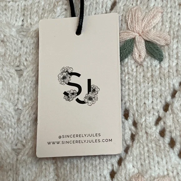 SINCERELY JULES Angie Floral Cable Knit
Sweater Tank - Picture 10 of 14